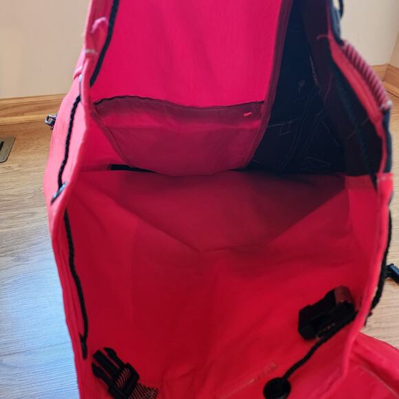 Vintage Marlboro Unlimited Large Red Sling Duffle Bag Cinch Bag Hiking READ - Picture 7 of 15